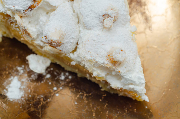 Citroen Meringue Pie, boter verrijkt shortcrust gebak gevuld met romige citroen en belegd met meringue, citroentaart - Foto, afbeelding