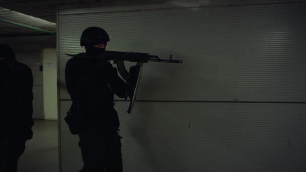 Des policiers du SWAT inspectent le couloir. Escouade anti-terroriste utilisant des fusils  - Séquence, vidéo