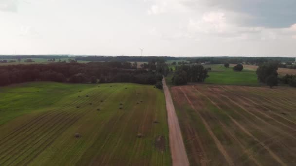 Lotnictwo polnych dróg i pól uprawnych o zachodzie słońca - Materiał filmowy, wideo