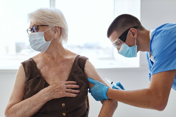 ηλικιωμένη γυναίκα ασθενής για εμβολιασμό σε νοσοκομειακό διαβατήριο covid - Φωτογραφία, εικόνα