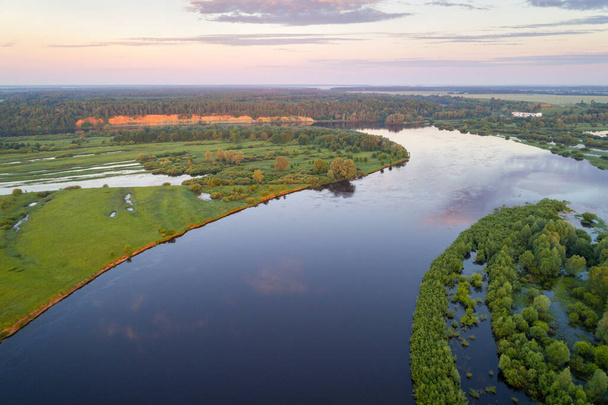 Il fiume Dnieper (Dniapro) in Belarus all'alba - Foto, immagini