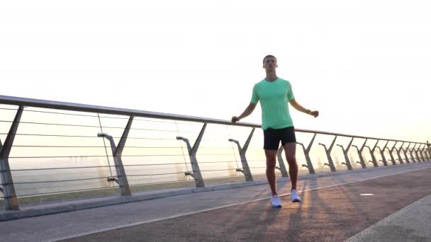 Sportler springt auf Springseil im Morgensonnenaufgang, springen - Filmmaterial, Video