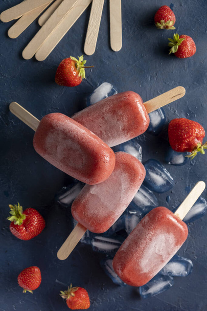 Erdbeer-Bananen-Eis auf dunkelblauem Hintergrund, Hausgemachtes Eis. - Foto, Bild