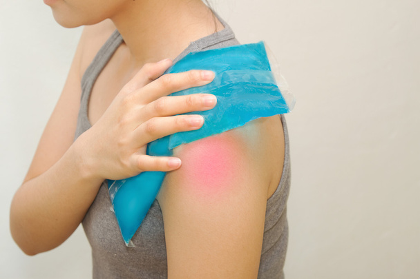 kadın soğuk paketini şişmiş zarar omzuna uygulama - Fotoğraf, Görsel