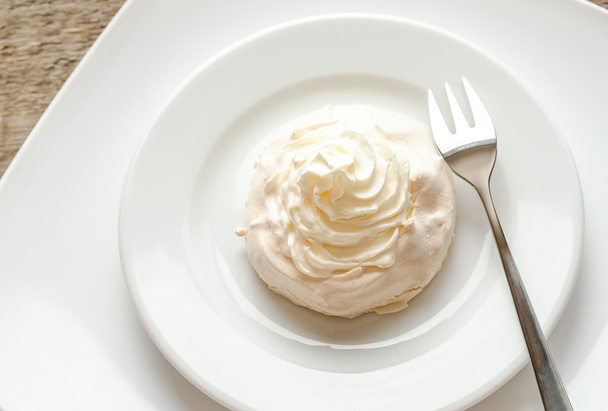 Meringue cake with whipped cream - Fotoğraf, Görsel