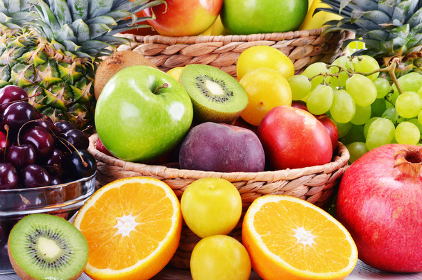新鮮な果物の様々 な組成物。バランスの取れた食事  - 写真・画像
