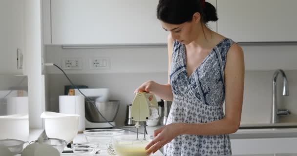 очень тонкая молодая европейская женщина готовит десерты - Кадры, видео