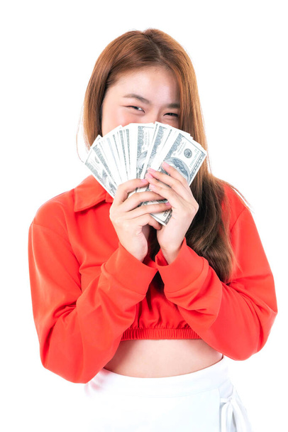 Успішна красива азіатська бізнес молода жінка тримає гроші в руках ізольовані на білому тлі, бізнес концепції - Фото, зображення