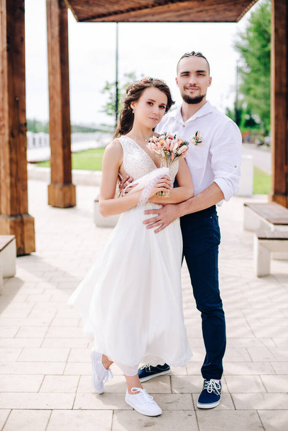 beautiful bride and groom pose coolly in the park - Foto, Imagem