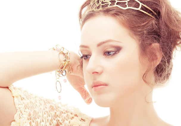 Göttin in einem Diadem und Armbänder aus Gold, isoliert auf weißem Hintergrund. - Foto, Bild