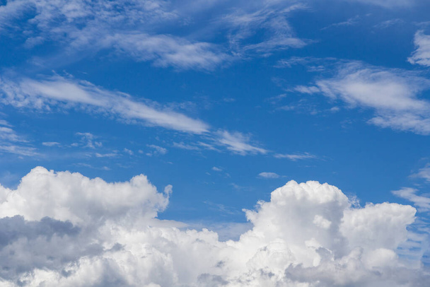 Blauwe zomerhemel met pluizige witte wolken natuur achtergrond. - Foto, afbeelding