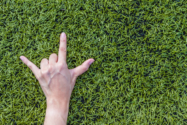 閉じる上の女の子の手愛のサイン上の緑の草の背景 - 写真・画像