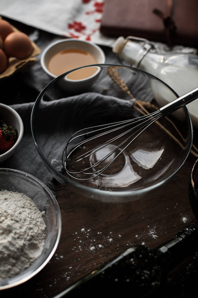 Een close-up shot van het proces van het bakken van pannenkoeken - Foto, afbeelding