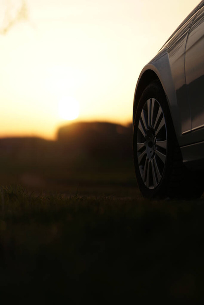 Un selettivo di un pneumatico di un'auto su un sunse - Foto, immagini