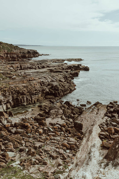 オーストラリアのケープグリーン灯台から捕獲された岩の海岸の垂直ショット - 写真・画像