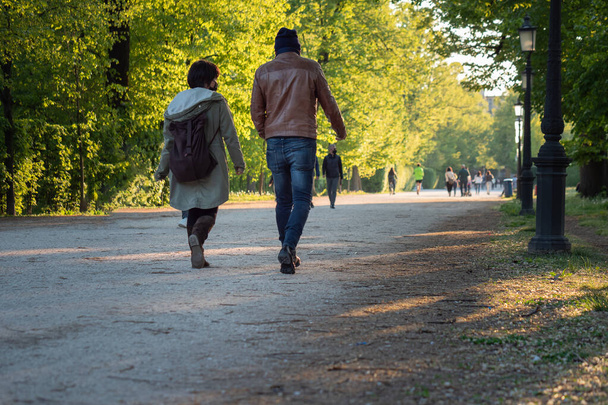 Couple marchant dans un parc public de la ville. - Photo, image