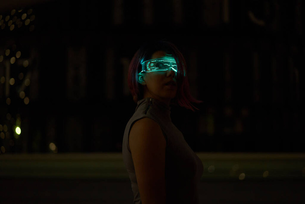Cyberpunk stílusú portré gyönyörű fiatal nő futurisztikus jelmezben. - Fotó, kép