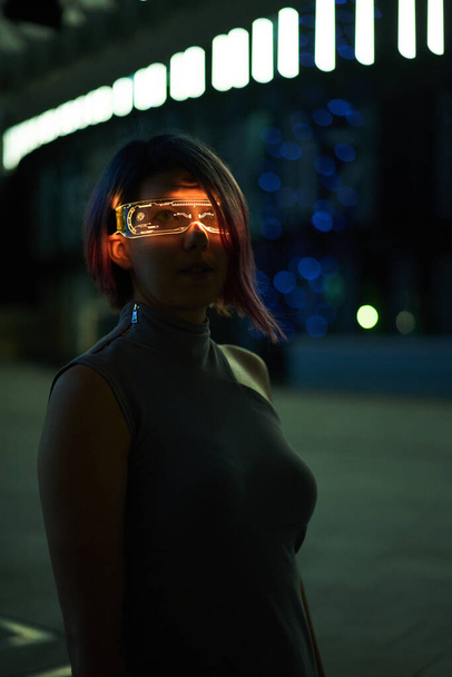 Cyberpunk stílusú portré gyönyörű fiatal nő futurisztikus jelmezben. - Fotó, kép
