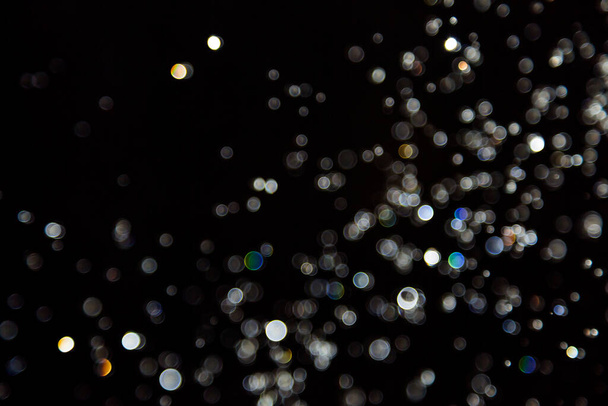 bokeh de gotas de agua levitando en el reflejo del aire con luz - Foto, Imagen