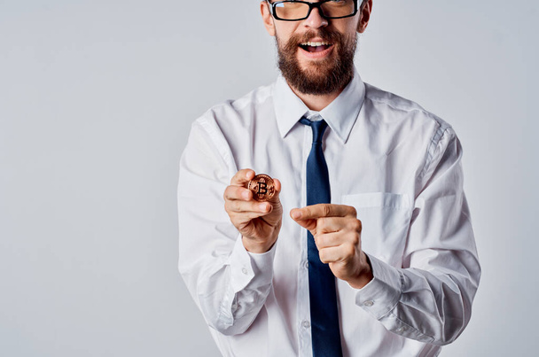 férfi ingben nyakkendő cryptocurrency bitcoin gazdaság elektronikus pénz - Fotó, kép