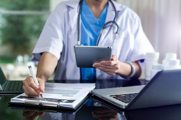 Medicina medico mano che lavora con moderna interfaccia digitale tablet computer come concep rete medica - Foto, immagini
