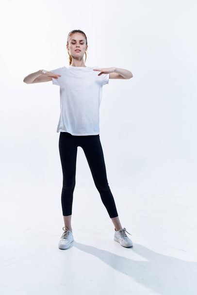 Frau in Sportuniform trainiert schlanke Figur - Foto, Bild