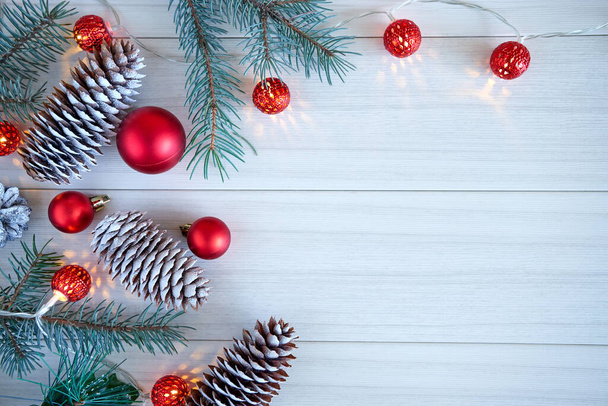 Composición con árbol de Navidad decorado sobre fondo blanco rústico de madera con espacio de copia para el texto. Marco de Año Nuevo para Texto. Vista superior. - Foto, imagen