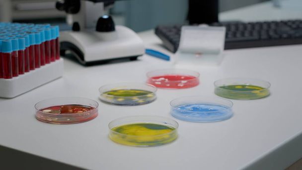 Wissenschaftliche Petrischale mit Substanz gefüllt mit Bakterien - Foto, Bild