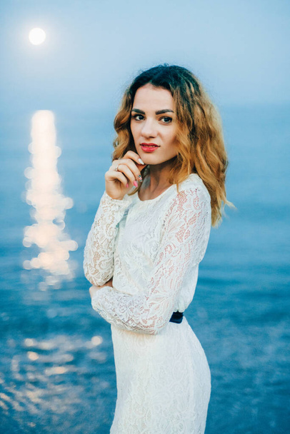 retrato de una hermosa chica en un vestido blanco en la playa - Foto, imagen