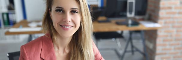 Портрет усміхненої бізнес-леді на робочому місці в офісі
 - Фото, зображення