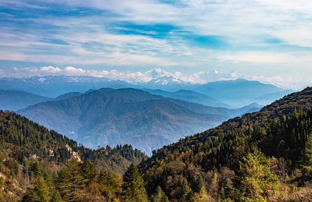 Himalaya 'nın çok katmanlı sıradağları, vadi manzaralı ve gündüzleri inanılmaz gökyüzü manzaralı Bomdila Arunachal Pradesh Hindistan' da çekilmiştir.. - Fotoğraf, Görsel