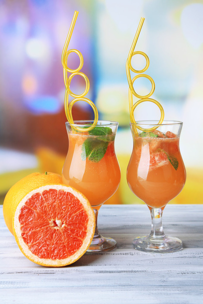 Grapefruit cocktail with cocktail straw on bright background - Foto, Imagem