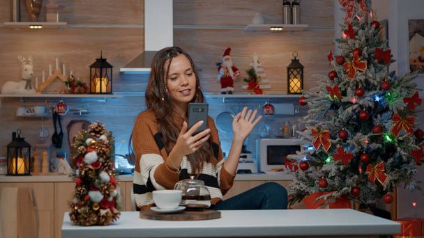 Iloinen nainen joulun videopuhelu ystävien kanssa kotona - Valokuva, kuva
