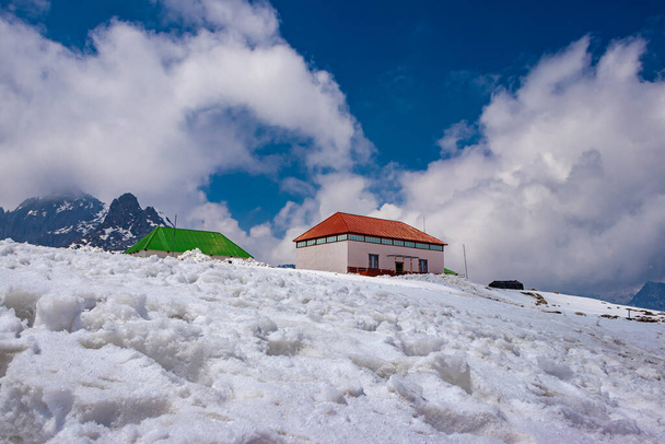 Bumla pass konferans salonu Hindistan Çin uluslararası sınırı gündüz karla kaplı resim bumla pass Arunachal Pradesh Hindistan 'da çekilmiştir.. - Fotoğraf, Görsel