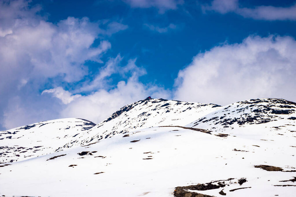 montanhas boné de neve com céu azul brilhante durante o dia a partir de imagem de ângulo plano é tirada no bumla pass arunachal pradesh índia. - Foto, Imagem