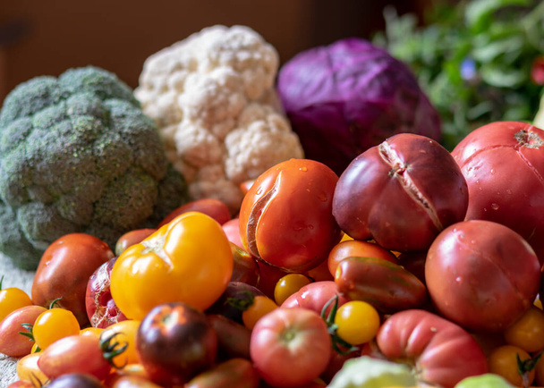цветная фотография с осенними овощами на столе, различные цвета, формы и виды овощей, приготовленных для домашней консервирования, осколки овощей, время осеннего сбора урожая - Фото, изображение