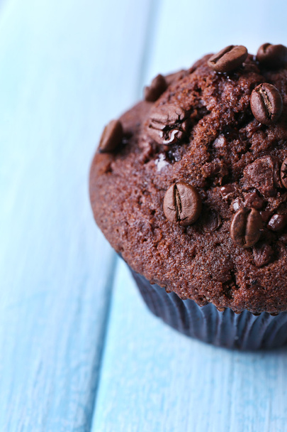 Chocolate muffin on wooden background - Zdjęcie, obraz