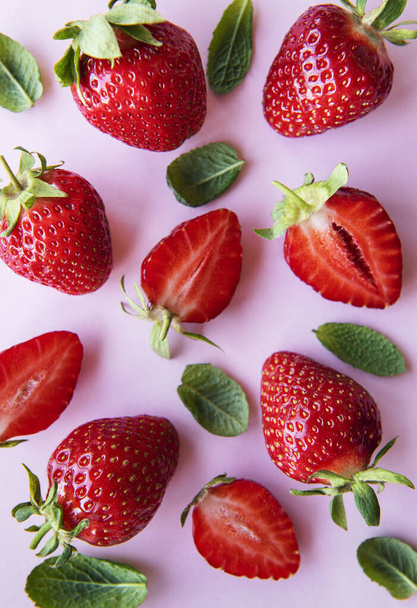 Fresh ripe delicious strawberries  on a pink  background - Fotoğraf, Görsel