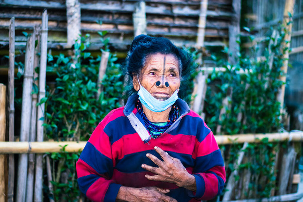 apatani heimon naisten ilme hänen perinteinen nenä lohkot ja hämärtynyt taustakuva on otettu Ziro Arunachal Pradesh Intiassa. se on yksi vanhimmista heimon Intiassa. - Valokuva, kuva