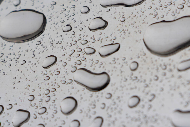 σταγόνες νερού σε γυαλιστερό μέταλλο μετά τη βροχή έχει σταματήσει, επιλεκτική εστίαση - Φωτογραφία, εικόνα