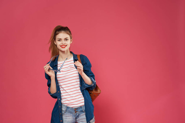 χαρούμενη γυναίκα μοντέρνα ρούχα της νεολαίας ροζ σακίδιο πλάτης φόντο - Φωτογραφία, εικόνα