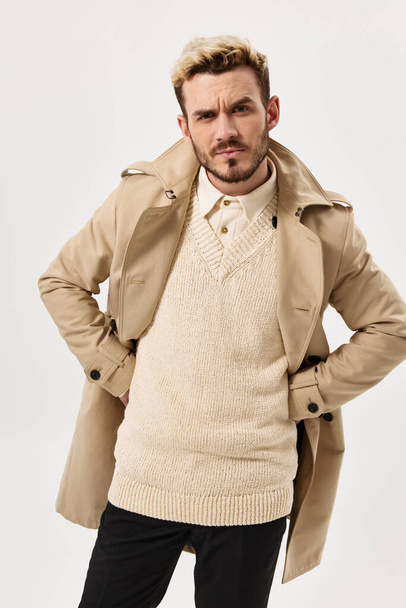 muž s vážným výrazem v kabátu moderní styl emoce oříznuté pohled - Fotografie, Obrázek