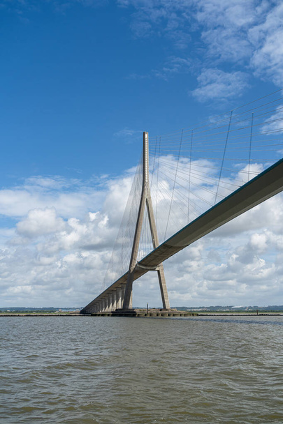 Le Pont de Normandie est un pont routier à haubans qui enjambe la Seine reliant Le Havre à Honfleur en Normandie. - Photo, image