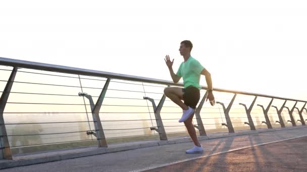 trening dla sportowca sukcesu facet jogging w miejscu z wysokim podniesieniem goleni, aktywność - Materiał filmowy, wideo