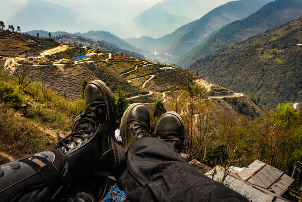 pari ratsastaja toe osoitti kohti vuoren kaareva tie aamulla kuva on otettu Bomdila Arunachal Pradesh Intiassa. - Valokuva, kuva