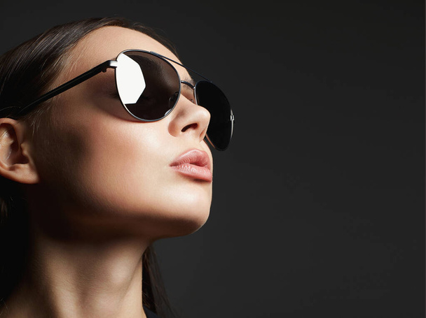 fashion portrait of Beautiful sexy woman in sunglasses. beauty girl in trendy glasses - Foto, Imagem