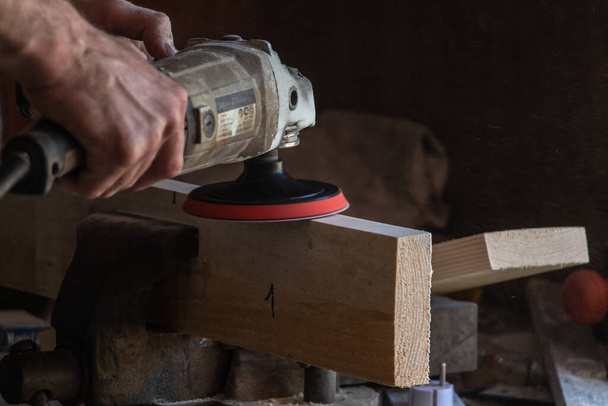 στίλβωση ξύλου και κατασκευή επίπλων, εργαστήριο ξυλουργών - Φωτογραφία, εικόνα