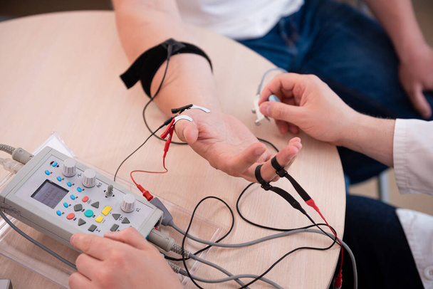 Patient nerves testing using electromyography at medical center - Foto, Bild