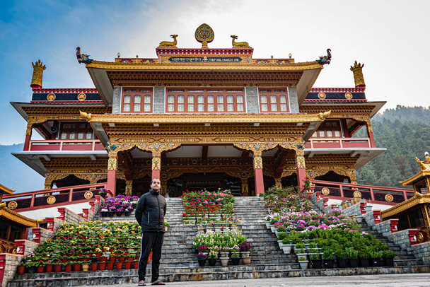 Чоловік, що стоїть біля прекрасного буддійського монастиря вранці з плоскокутного зображення, береться в монастирі arunachal pradesh india. - Фото, зображення
