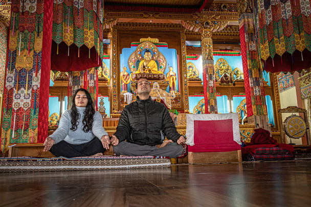 pareja meditando aislado dentro de monasterio budista por la mañana de bajo ángulo de la imagen se toma en dirang monasterio arunachal pradesh india. - Foto, Imagen